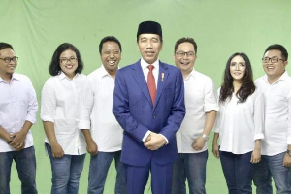 Presiden RI, Joko Widodo akhirnya ikut ngeband dan menjadi featuring di grup band Bhineka Svara IX. Benarkah?