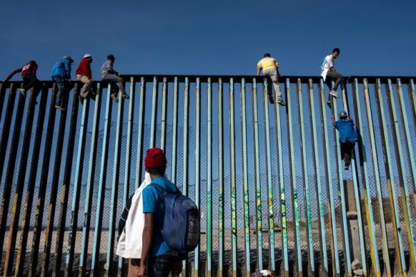 Ratusan migran Amerika Tengah tiba di perbatasan Amerika Serikat pada Rabu (14/11) kemarin