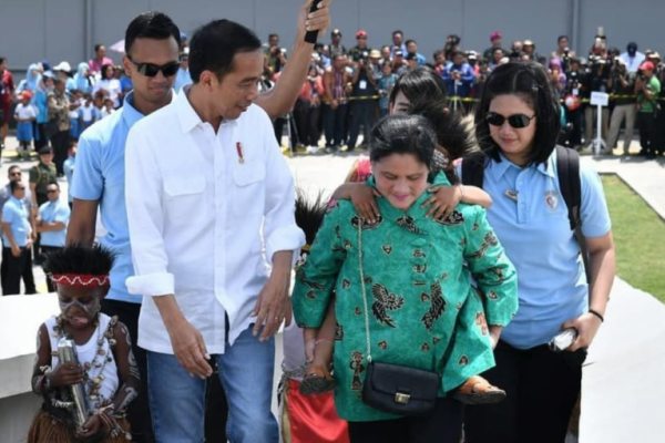 Sambil menggendong anak-anak Papua, Presiden Jokowi dan ibu negara meresmikan Monumen Kapsul waktu yang berisi harapan.