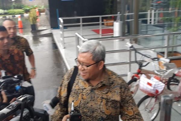 Mantan Gubernur Jawa Barat (Jabar) Ahmad Heryawan (Aher) diperiksa penyidik Komisi Pemberantasan Korupsi (KPK) terkait kasus suap perizinan proyek Lippo Group, Mikarta.