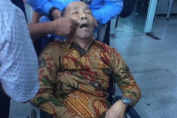 Salah satu tim Penasehat Hukum terdakwa Lucas, Bahtiar meninggal dunia akibat serangan jantung di ruang persidangan Pengadilan Tipikor, Jakarta, Rabu (13/3).