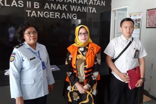 Komisi Pemberantasan Korupsi (KPK) melakukan eksekusi terhadap terpidana kasus suap proyek PLTU Riau-1, Eni Maulani Saragih. Politikus Partai Golkar itu dijebloskan ke Lapas Tangerang.