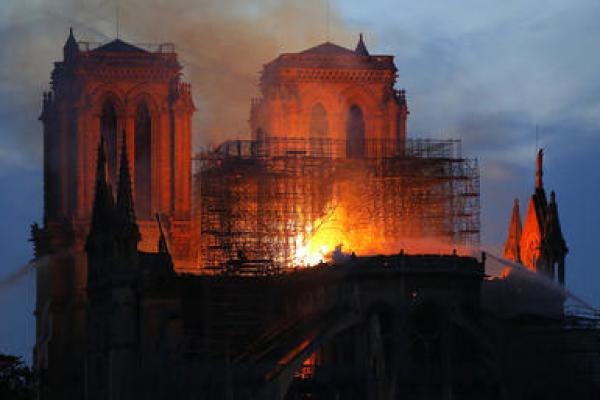 Macron mengunjungi lokasi kebakaran pada Senin malam dan berjanji kemudian akan membangun kembali katedral, yang sebagiannya berasal dari abad ke-12.