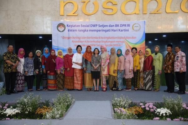 Dharma Wanita Persatuan (DWP) Sekretariat Jenderal (Setjen) dan Badan Keahlian (BK) DPR RI menyelenggarakan bakti sosial dan kegiatan lomba dalam rangka memperingati Hari Kartini yang jatuh setiap tanggal 21 April.