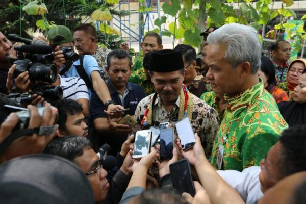 Gubernur Jawa Tengah, Ganjar Pranowo berkunjung ke Desa Beri Bantuan untuk Dua Nenek di Magelang.
