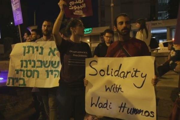 Para pengunjuk rasa membawa plakat yang burbunyi kecaman terhadap tindakan Israel di wilayah Palestina yang diduduki. Mereka meneriakkan slogan-slogan melawan pemerintah.