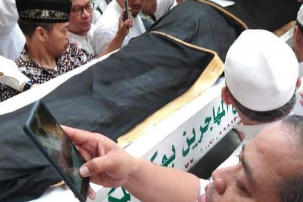 Jenazah Mbah Moen akhirnya diputuskan untuk dimakamkan di Tanah Suci, Mekkah. Pihak keluarga sudah setuju.