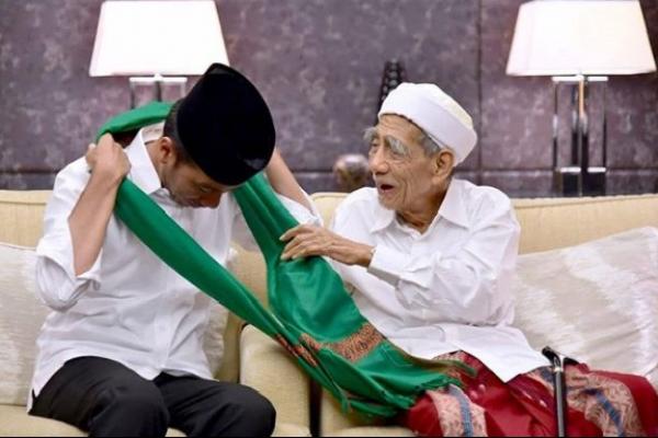 Presiden RI Joko Widodo masih mengenang kepergian Almarhum Mbah Moen yang dinilainya sebagai sosok penting untuk Indonesia.