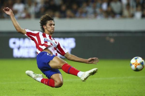 Atletico Madrid dikabarkan siap melepas salah satu bintangnya, Joao Felix ke Barcelona, guna menutupi pembelian Antoine Griezmann.