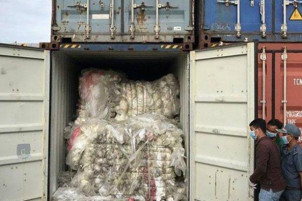 Sekjen IMLOW, Achmad Ridwan Tentowi mengatakan, pihaknya bahkan menerima informasi bahwa, diantara kontainer-kontainer itu sudah ada yang mengendap lebih dari 60 hari di pelabuhan tersibuk di Indonesia itu.