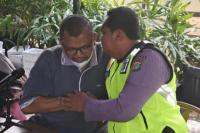 Pengendara Sakit Kanker, Polisi Nempel di Kap Mesin Mobil Memaafkan