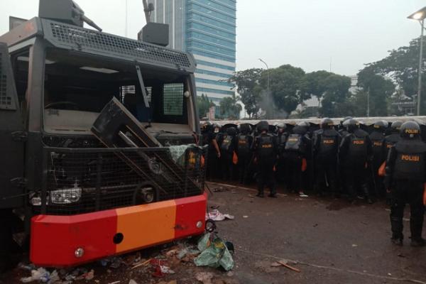 Aksi mahasiswa berakhir ricuh. Mobil polisi dan mobil yang berplat merah dirusak oleh mahasiswa yang menggelar aksi di depan Gedung DPR, Jakarta, Selasa (24/9).