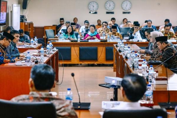 Komite I DPD RI Dorong KPU dan Bawaslu selenggarakan Pilkada secara Optimal, sebagai representasi daerah DPD RI berkomitmen mengawal demokrasi daerah dengan melakukan pengawasan Pilkada Serentak mulai dari tahap persiapan sampai dengan pelaksanaan tahun 2020.