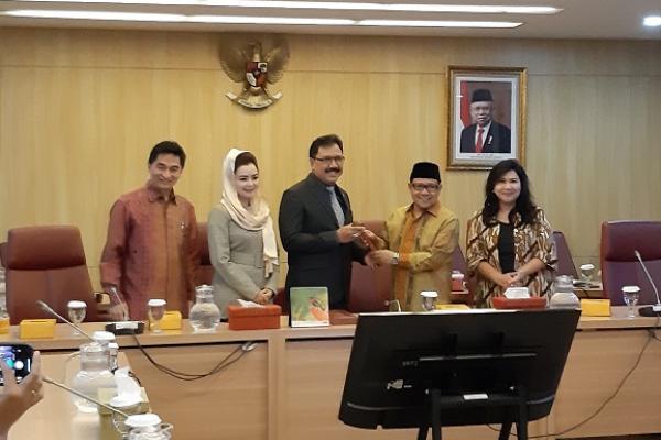 Pimpinan Badan Urusan Rumah Tangga (BURT) DPR RI Periode 2019-2024 resmi ditetapkan oleh Wakil Ketua DPR RI Koordinator Bidang Kesejahteraan Rakyat (Korkesra) Muhaimin Iskandar.