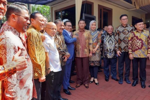 Komisi III DPR menyambangi kediaman calon Kapolri Komjen Idham Aziz di Jalan Panglima Polim III, Nomor 7A, Jakarta Selatan, Rabu (30/10).