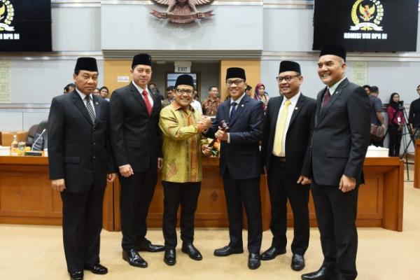 Wakil Ketua DPR RI Koordinator Bidang Kesejahteraan Rakyat (Korkesra) Muhaimin Iskandar menetapkan Pimpinan Komisi VIII DPR RI.