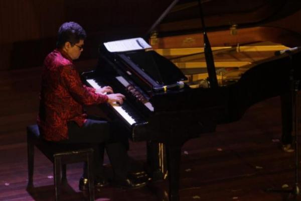 Komposer sekaligus pianis Ananda Sukarlan membawakan karya-karya khusus untuk Papua pada konser “Indonesia in Harmony” yang digelar di Kampus UPH, Karawaci, Tangerang, Kamis (31/10).