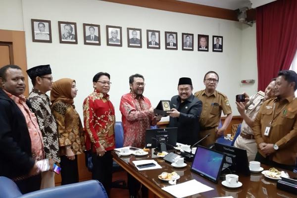 Tim Kunjungan Kerja Komite II DPD RI Provinsi Jawa Barat melaksanakan tugas dan fungsi DPD RI, yaitu pengawasan atas pelaksanaan Undang-Undang Nomor 41 Tahun 1999 tentang Kehutanan.