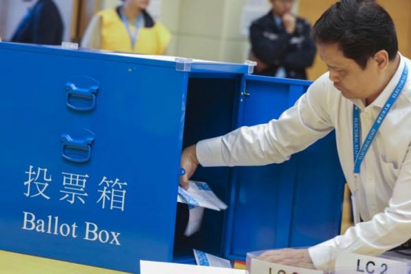 Suasana mencekam mewarnai pemilihan umum (pemilu) distrik yang digelar di Hong Kong pada Minggu (24/11) pagi ini.