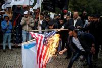 Demonstran Berkumpul di Kedutaan Besar AS Kecam Kesepakatan Trump