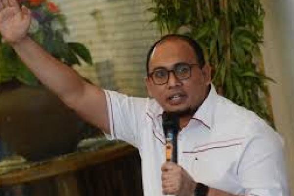 Anggota Komisi VI DPR Andre Rosiade yang juga Ketua DPD Partai Gerindra Sumatera Barat (Sumbar) dinilai bak mucikari PSK. Sebab, Andre diisukan telah melakukan penjebakan terhadap PSK di Kota Padang, Sumbar.
