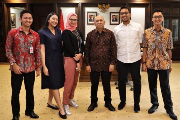 Menteri Koperasi dan UKM Teten Masduki menerima kunjungan lima orang Staf Khusus Presiden Joko Widodo (Jokowi) guna membahas pengembangan produk UMKM ke depan agar bisa memiliki daya saing di pasar global