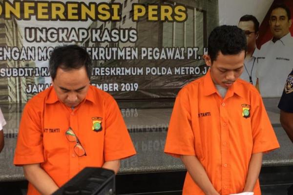 Seperti tak bersalah, dua calo penipu korban yang ingin jadi karyawan PT KAI diamankan Polda Metro Jaya.