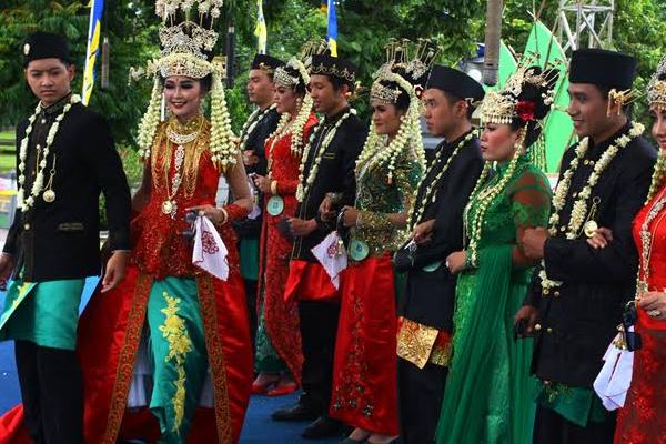 Program nikah massal yang rutin digelar Pemprov DKI pada perayaan tahun baru, kali ini diikuti 633 pasang pengantin dari lima wilayah kota dan Kabupaten Kepulauan Seribu.