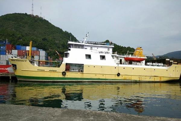 Terdapat empat kapal perintis yang melayani dari dan menuju Jayapura.