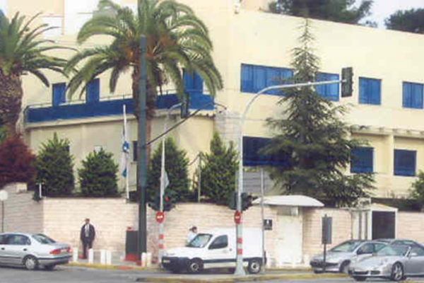 Kedutaan Besar Israel di Athena mengumumkan bahwa mereka menutup pintunya selama dua minggu setelah seorang karyawan positif terjangkit virus corona