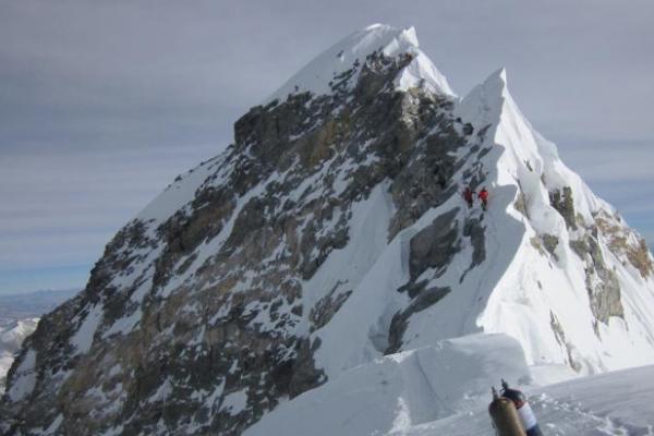 Ini bukan rekor pertama. Pernah menaiki Broad Peak, gunung tertinggi ke-12 dunia pada usia 17 tahun, Kashif juga mencatatkan diri sebagai pendaki termuda yang mendaki Gunung Everest pada Mei lalu.