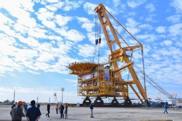 Platform S1 telah dibangun di galangan kapal di Khorramshahr, sekitar 830 kilometer dari ladang minyak Salman di Iran barat daya.