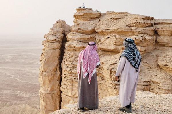 Penduduk yang ingin mengisolasikan diri jauh dari rumah dapat membuat perjalanan dua jam barat laut dari ibukota Riyadh ke situs Edge of the World, di mana tebing setinggi 300 meter menawarkan pemandangan gurun yang luas.