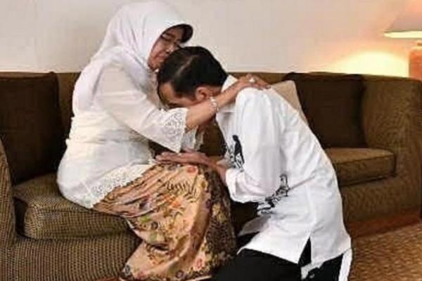 Jokowi tengah berduka atas wafatnya ibunda tercinta. Ia meminta para Menteri kabinetnya tidak pergi ke Solo.