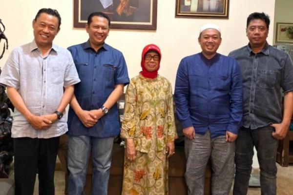 Ketua MPR RI Bambang Soesatyo dan segenap keluarga besar MPR RI menyampaikan duka cita mendalam atas wafatnya Ibunda Presiden Joko Widodo, Sujiatmi Notomiharjo.