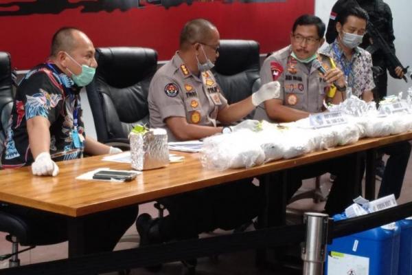 Bandar besar narkoba jaringan Malaysia mencoba memanfaatkan situasi wabah corona di Jakarta. Polisi sukses meringkusnya.