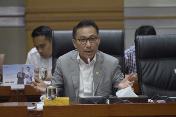Ketua Komisi III DPR, Herman Herry menilai banyak kejanggalan dalam penanganan kasus narkoba yang menjerat Kepala Pangkalan dan Sarana Operasional Bea Cukai Pelabuhan Tanjung Priok, Agus Purnady.