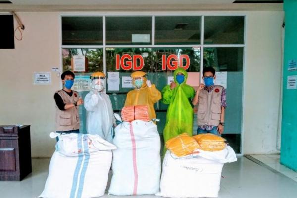None Peduli menyalurkan 1.000 Alat Pelindung Diri (APD) ke sejumlah rumah sakit di Kota Makassar. 