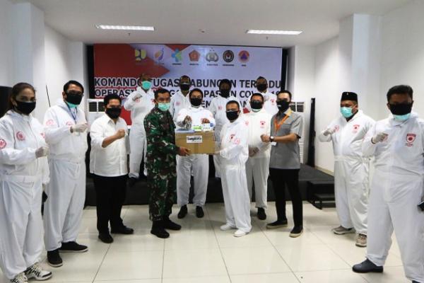 Satgas Lawan Covid-19 yang dipimpin Wakil Ketua DPR RI Sufmi Dasco Ahmad memberikan sejumlah bantuan obat-obatan herbal, APD beserta kelengkapan dan buku panduan penanganan virus Corona (Covid-19) kepada pasien yang dirawat dan petugas kesehatan.