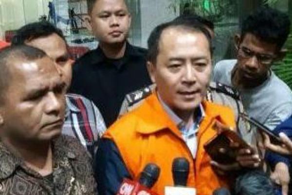 Toto terbukti secara sah dan meyakinkan bersalah memberikan suap kepada mantan Bupati Bekasi Neneng Hasanah Yasin.