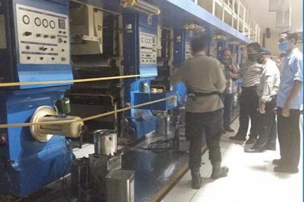 Pekerja pabrik tewas saat tengah bersandar di mesin printing tempatnya bekerja. Kenapa?