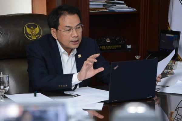 Wakil Ketua DPR RI Azis Syamsuddin meminta Pemerintah Daerah Sumatera Utara baik Provins, Kabupaten, Kota dan pihak lainnya untuk segera bertindak cepat membantu masyarakat yang terdampak erupsi gunung Sinabung.