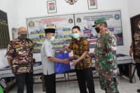 Peduli COVID-19, KCN Bagi Sembako di Kompleks TNI-Polri
