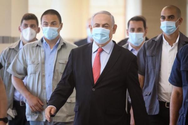 Netanyahu sebelumnya melakukan isolasi diri pada Maret setelah melakukan kontak dengan ajudan yang terinfeksi corona, dan kemudian pada  April setelah menteri kesehatannya saat itu didiagnosis dengan virus sama.