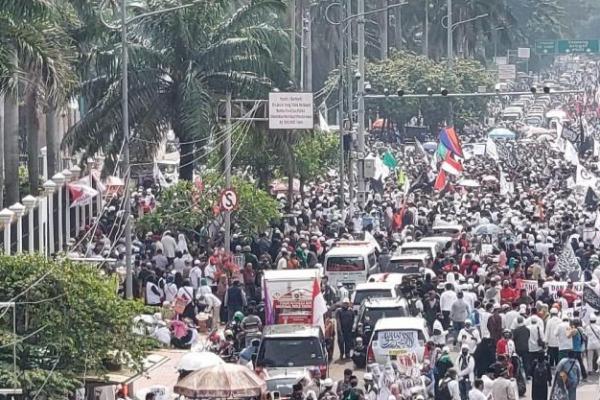 Tim Gabungan Polda Metro Jaya turunkan 2.295 personel gabungan untuk amankan unjuk rasa buruh di DPR-RI.