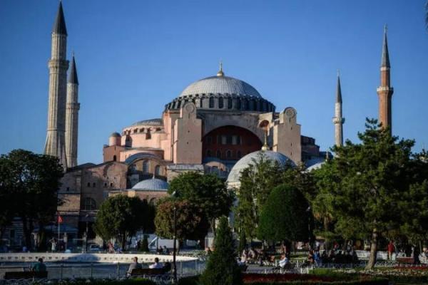 mengubah status Hagia Sophia menjadi masjid adalah urusan internal Turki dan tak bisa digubris oleh pihak manapun.