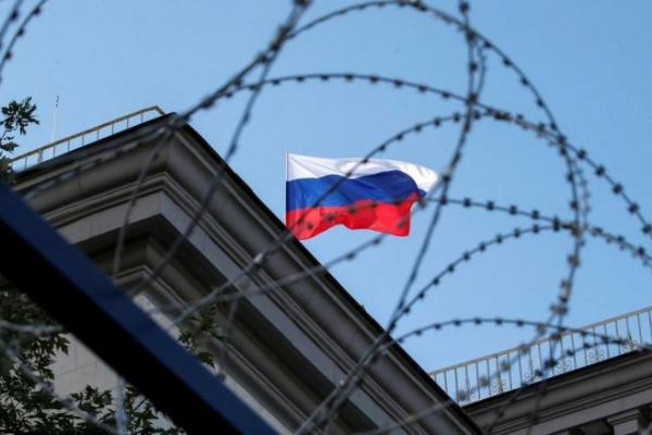 Rusia sebelumnya mengatakan bahwa lebih dari 100 diplomat beserta keluarganya dipaksa meninggalkan AS sejak 2016, disebabkan oleh hubungan antara kedua negara yang kian memburuk.