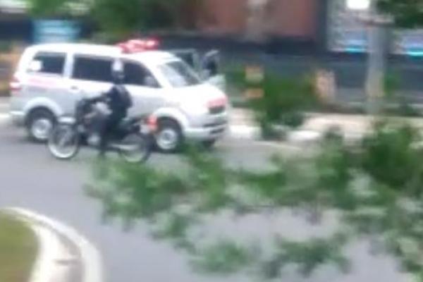 Mobil ambulans kabur saat hendak diperiksa Anggota Kepolisian di lokasi aksi demonstrasi kemarin. Apa penyebabnya?