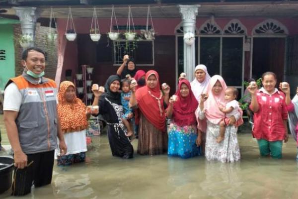 Ada sekitaran 100 kepala keluarga yang menerima bantuan ini dan diserahkan kepada Ibu Sri Rubiah selaku Kepala Dusun 1 Jalan Kancil Desa Sei Rampah.