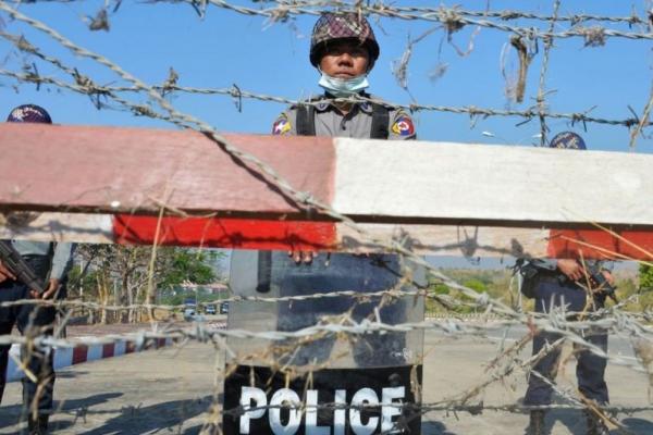 Bukti foto menunjukkan pasukan keamanan Myanmar telah menggunakan peluru tajam terhadap pengunjuk rasa sejak merebut kekuasaan hampir dua minggu lalu.